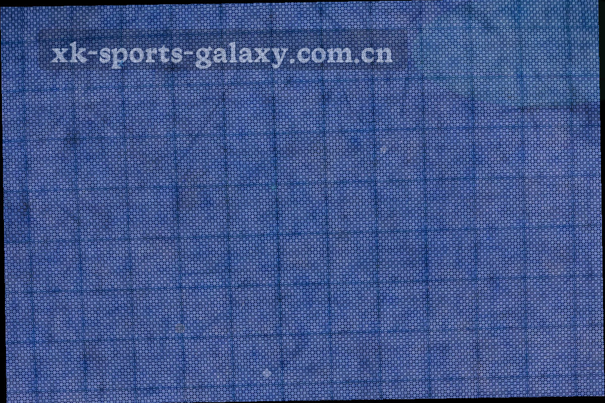 暗光环境下的数据屏幕特写，屏幕上排列着轮次编号、排名与阵容列表