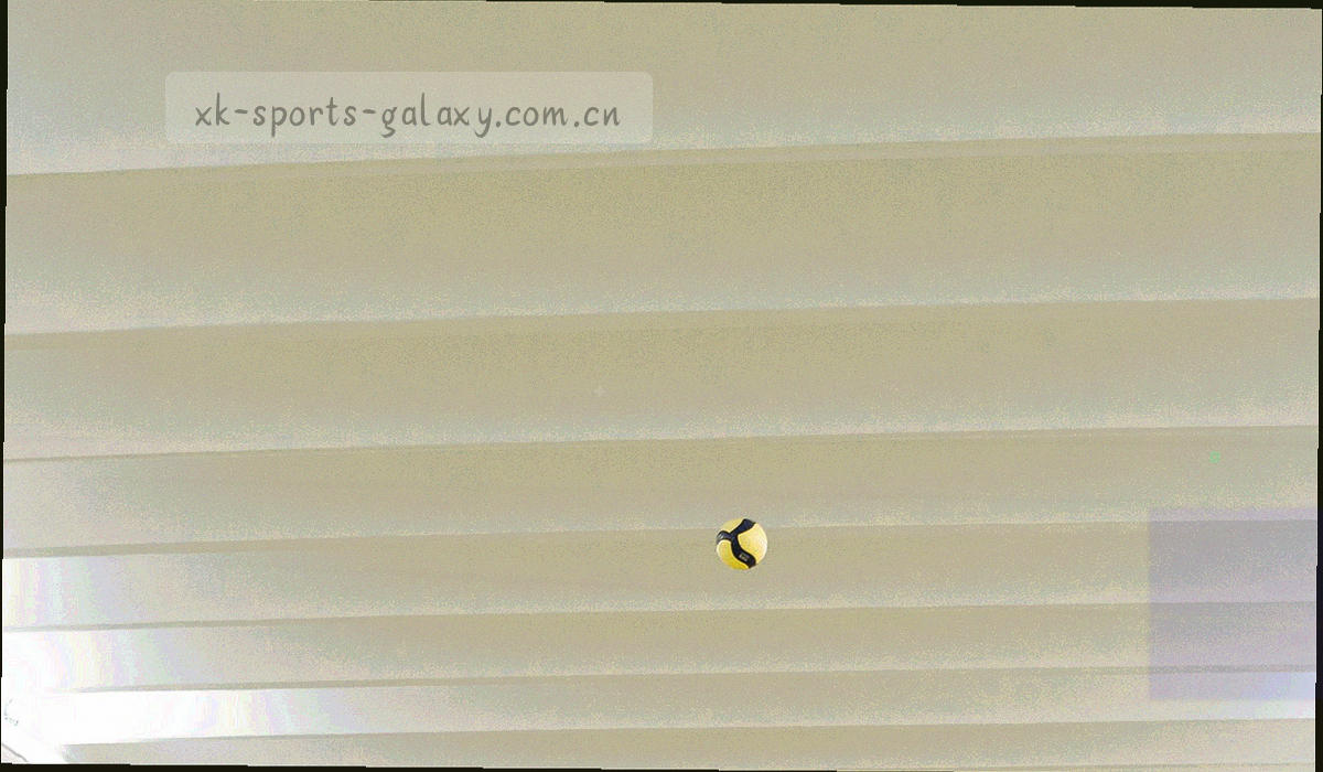 手机与桌面屏幕并排展示同一赛事栏目的静态构图，界面结构保持一致